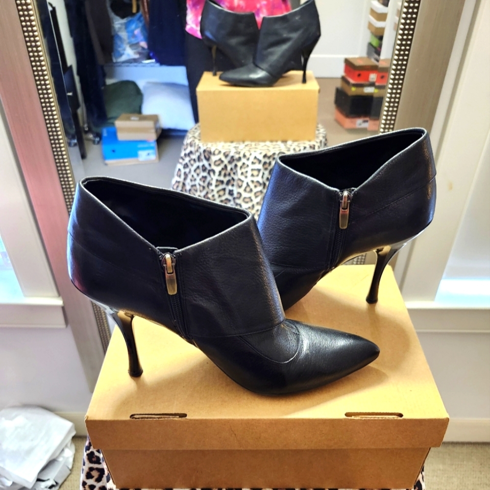 Enzo Angiolini  Black Leather Ankle Bootie 4" Stiletto heel, Size 11